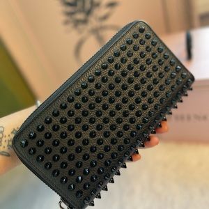 ❣️❣️ CHRISTIAN LOUBOUTIN Panettone 
Wallet  Grained calf leather and spikes ❣️❣️